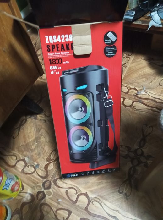 Продам колонка работает отлично есть зарядки микрофон пульт есть все р