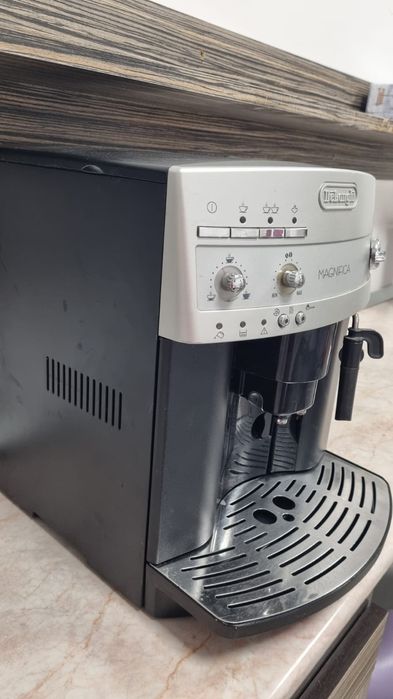 Vînd espresor DeLongi Magnifica