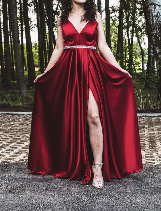 Rochie roșie elegantă cu șliț