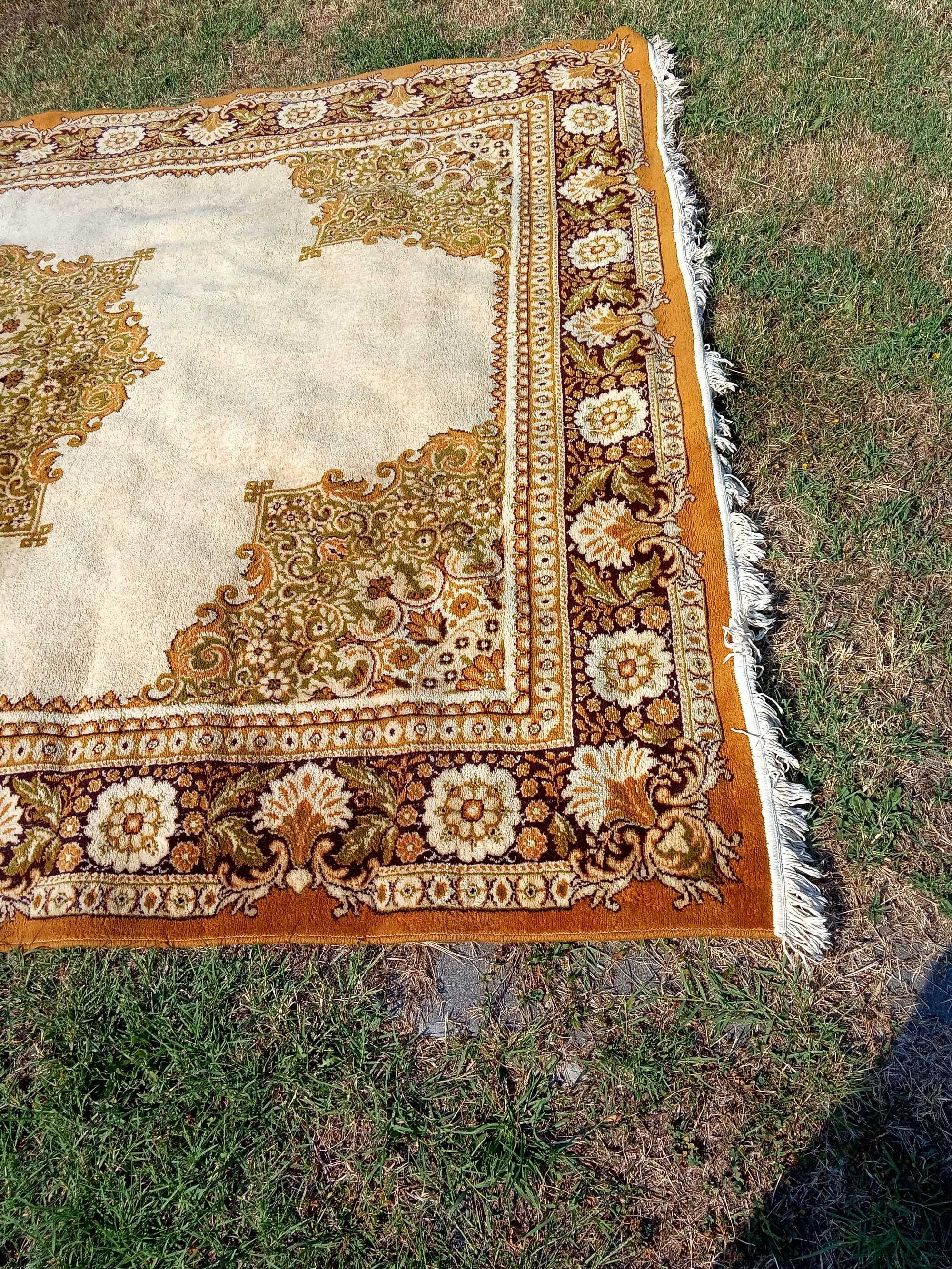 Прекрасен  персийски бежов  вълнен килим