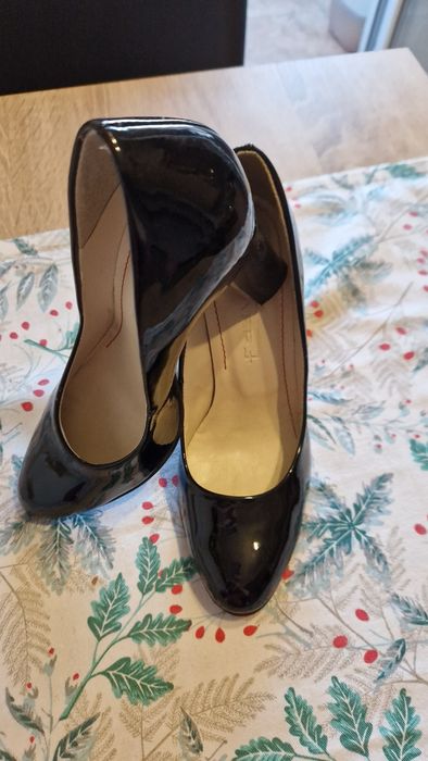 Pantofi lăcuiți din piele