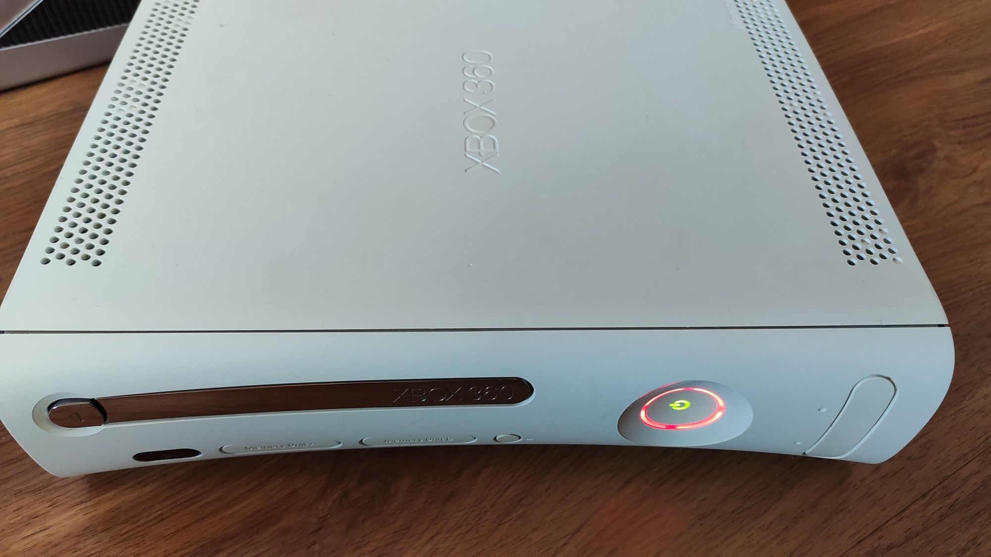 2 х Оригинални конзоли Xbox 360 със 4 игри и 2 джойстика + кабели