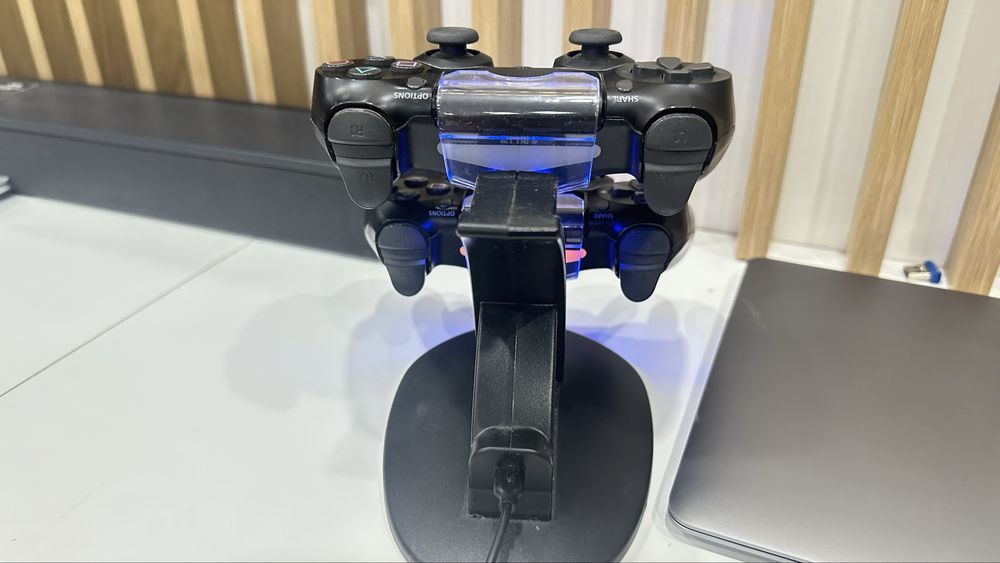 Ps4 pro 2 controllere foarte putin folosit