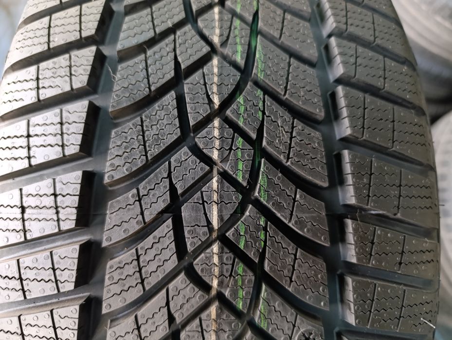 O anvelopă de iarnă 225 40 18 Goodyear U.G.Performance+ Runflat