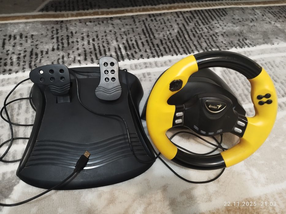 Игровой руль с педалями