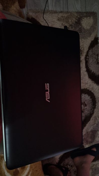 Leptop Asus tastatura si mouse