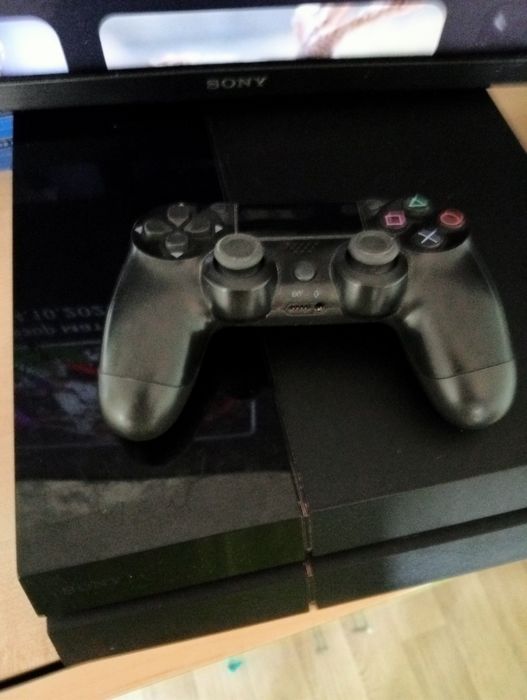 Продам Sony PS4 в отличном состоянии