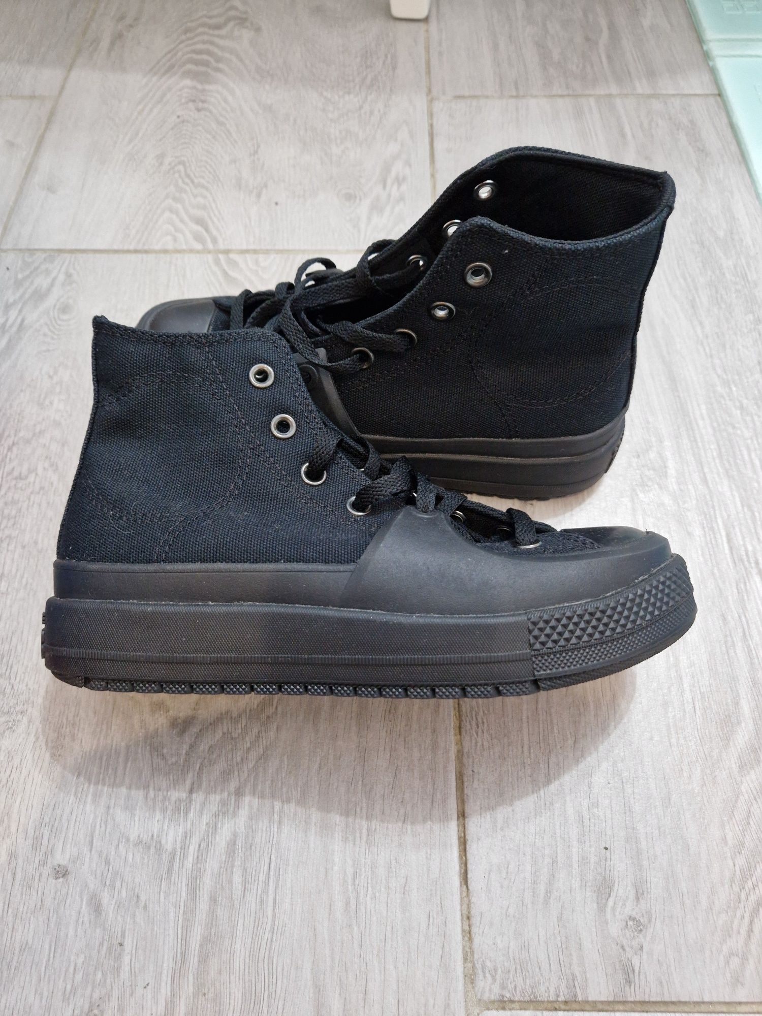 Tenesi Converse.