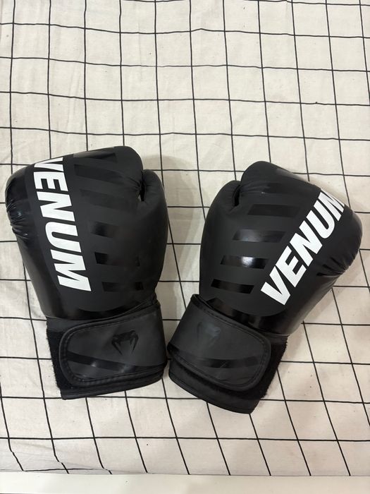 Mănuși box venum în stare perfectă