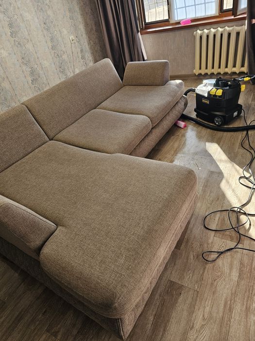 Химчистка мягкой мебели диван кресла . Уборка квартир офисов .