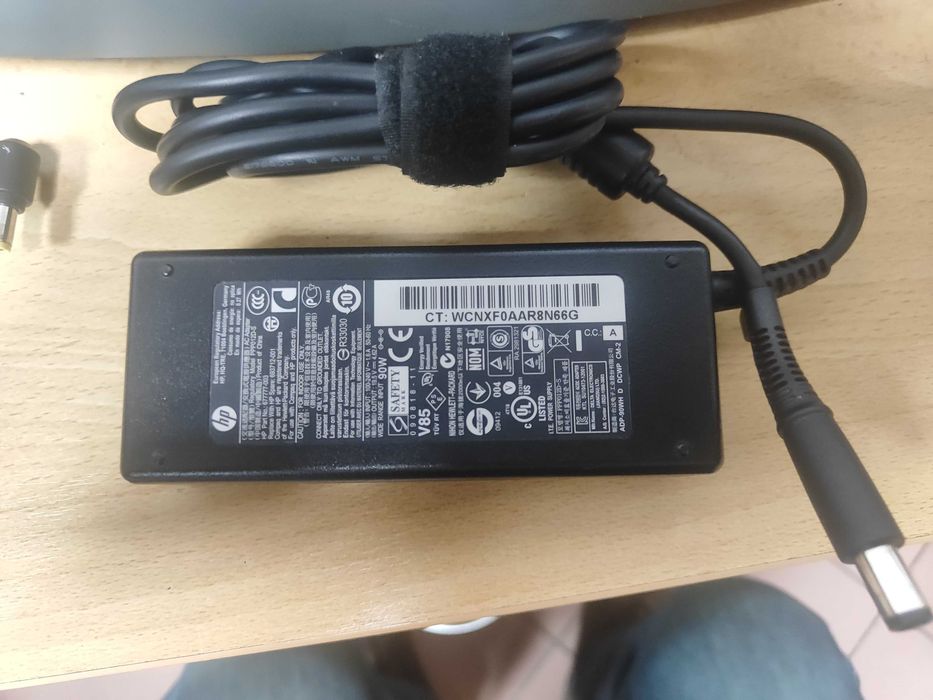 Продавам зарядно за лаптоп Hp 19,5V 90W
