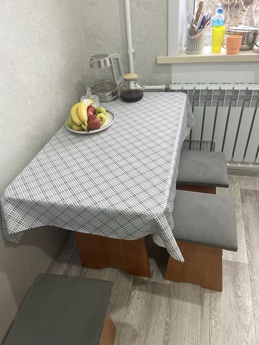 Стол кухонный с 4 стульями в хорошем состоянии, стол 1 на 0,5