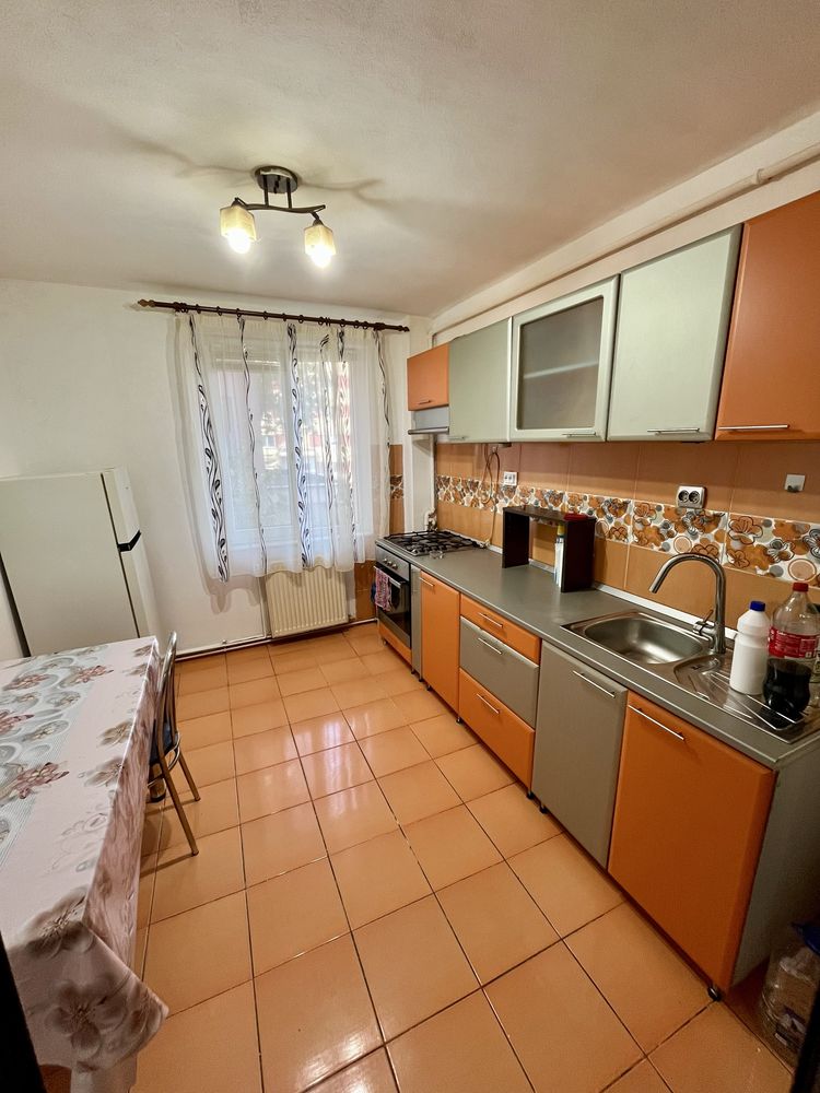 Inchiriez apartament 3 camere Bulevard Cetate