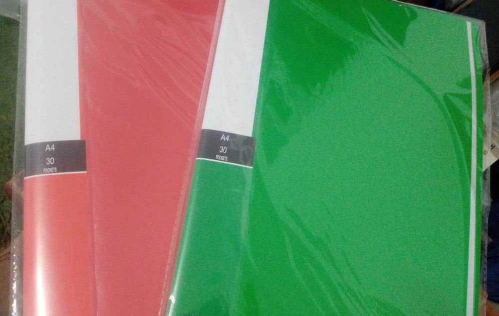 Пластиковые папки с 30 файлами, обложки красные и зеленые, формат А4