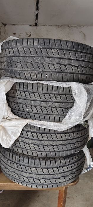 Резина зимняя в отличном состоянии, 245/70/16