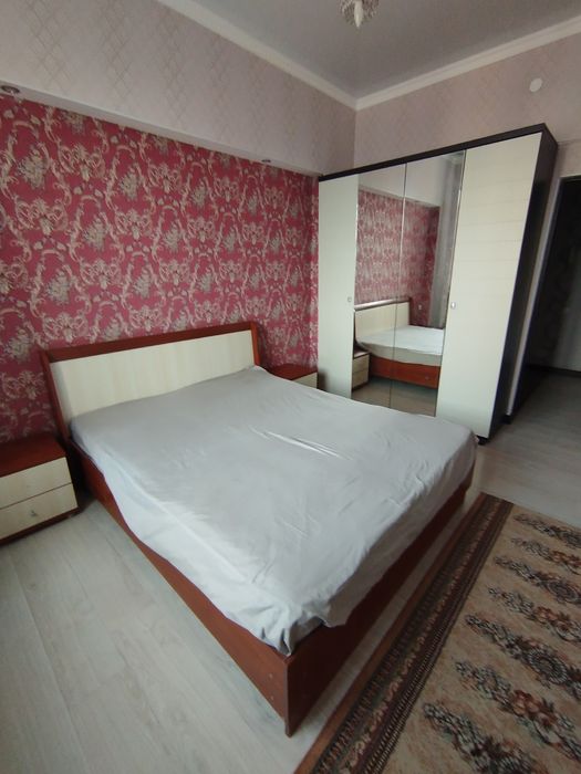 Продам спальный гарнитур отличный Украина . Шкаф 4 двери, кровать ,тум