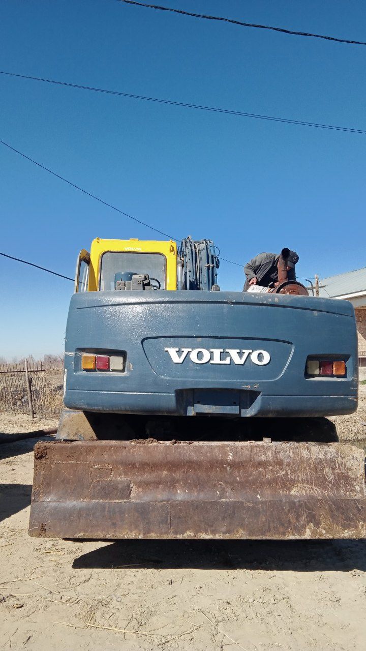 Volvo ekskavatr sotilad