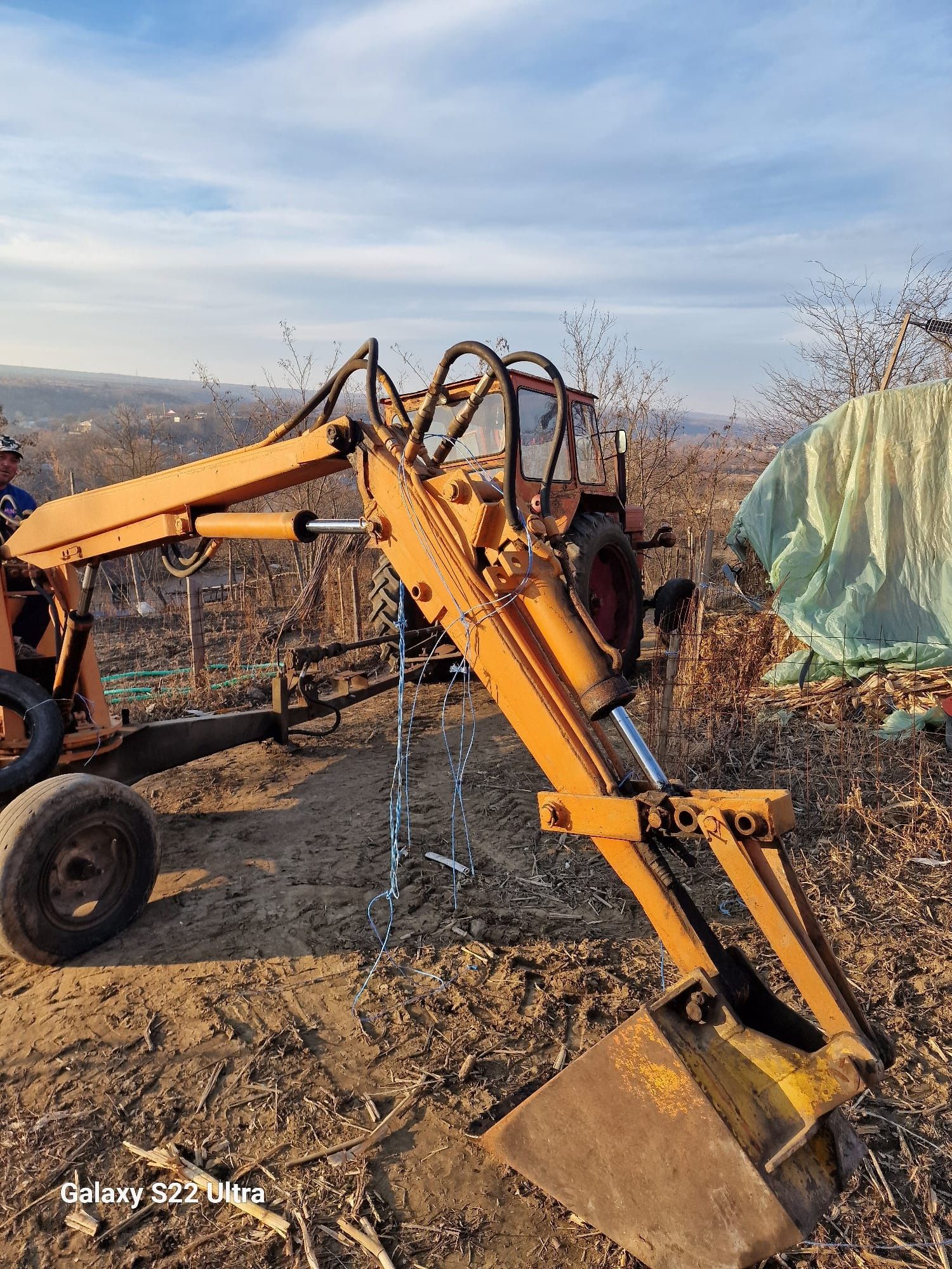 Vând braț buldozer, tractor fiat, 2 semiremorci frigorifice