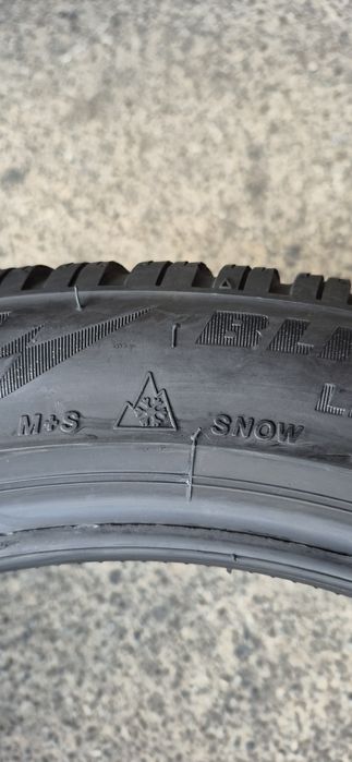 4 anvelope iarna Bridgestone 235/45/18.Pretul este pe bucata