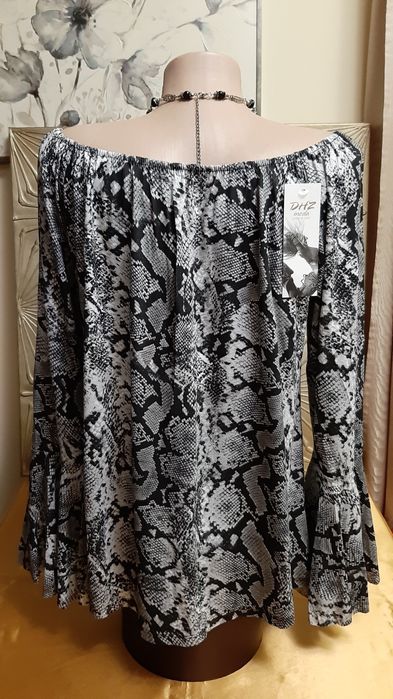 Bluzita Nouă, umeri lăsați, maneci evazate.