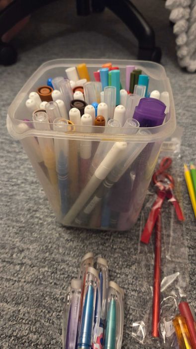 Materiale desen carioca si markere