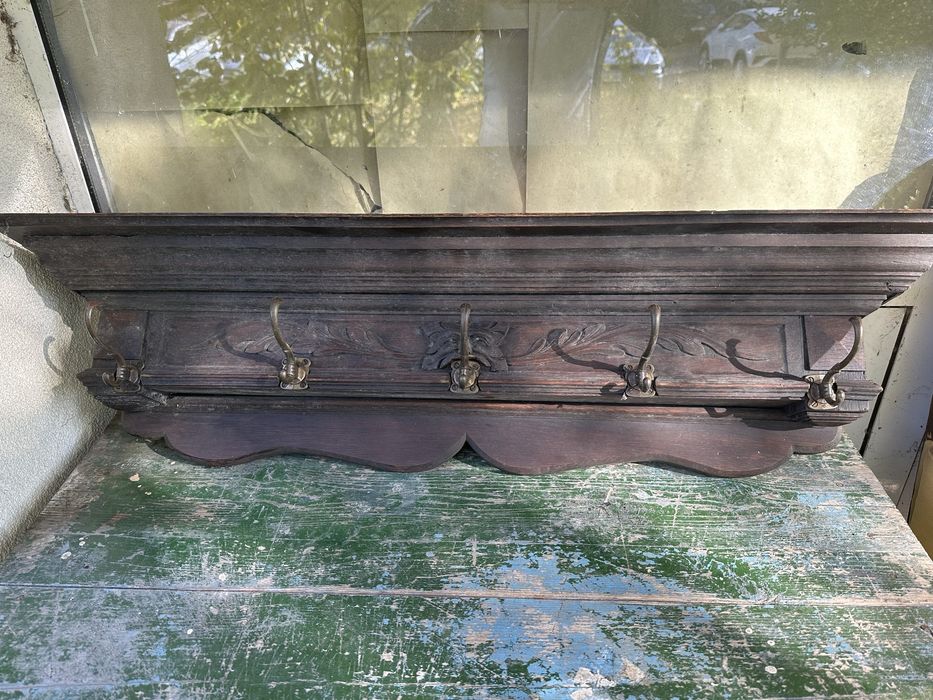 Стара дървена закачалка