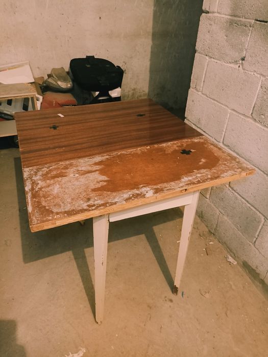 Стол небольшой,ведро,Шнур резиновый для окон пластиковых