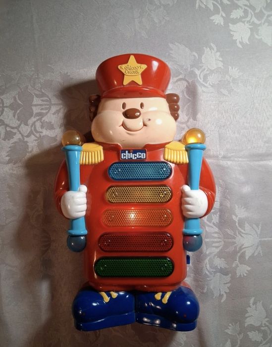 Pian luminos cu melodii Chicco