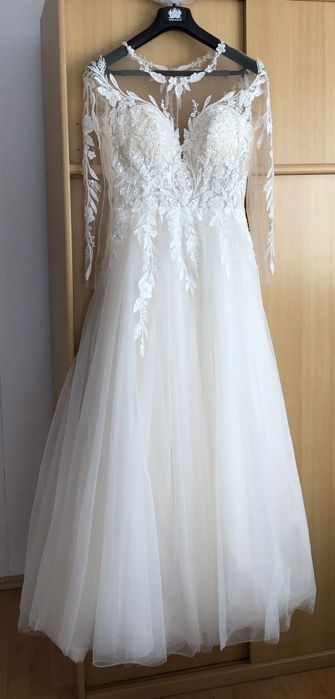 Se oferă spre vânzare rochie de mireasă (curățată profesional)