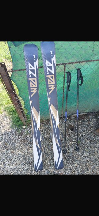 Vând schiuri cu tot cu bețe … 200 lei