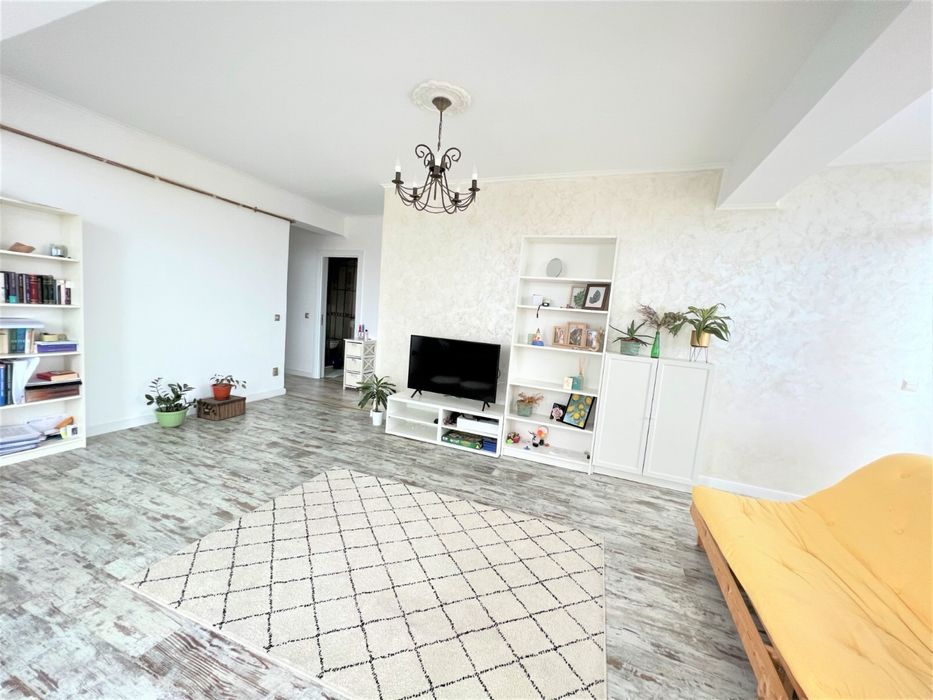 Proprietar vand apartament 3 camere modern cu balcon