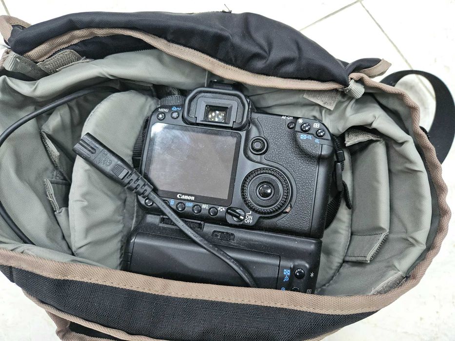 CANON EOS 40D with BG-E2N Battery Grip - x4 батерии - Lowepro чанта