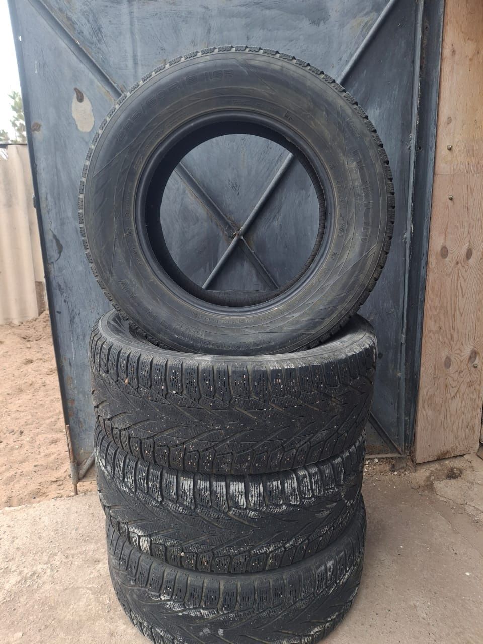 Продам резину всесезонную Nokian на R-18 285/60 состояние шорошее