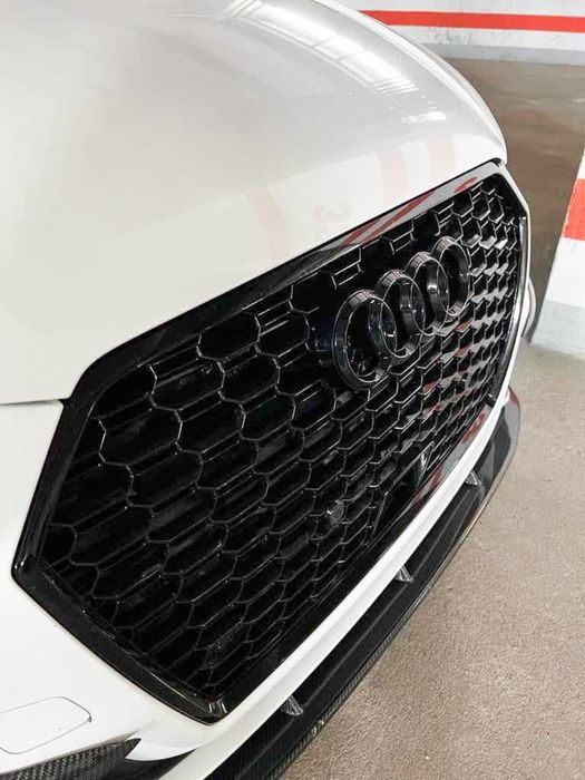 Suport magnetic numar inmatriculare pentru grila fagure Audi rs