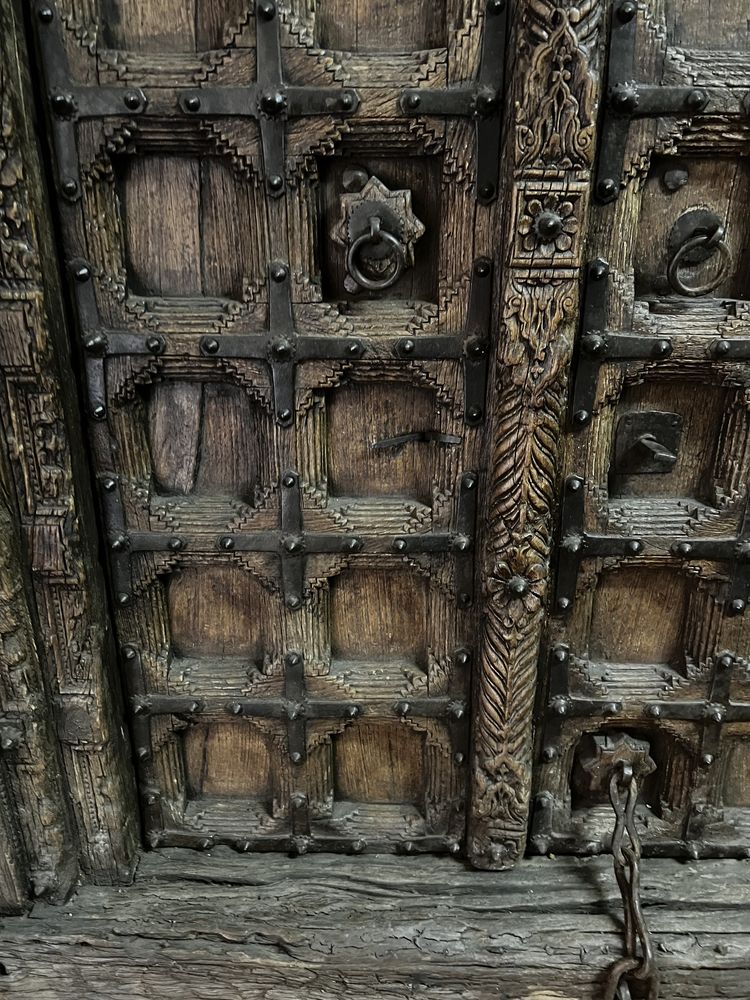 Usa veche de templu , sculptata din lemn de tec , India
