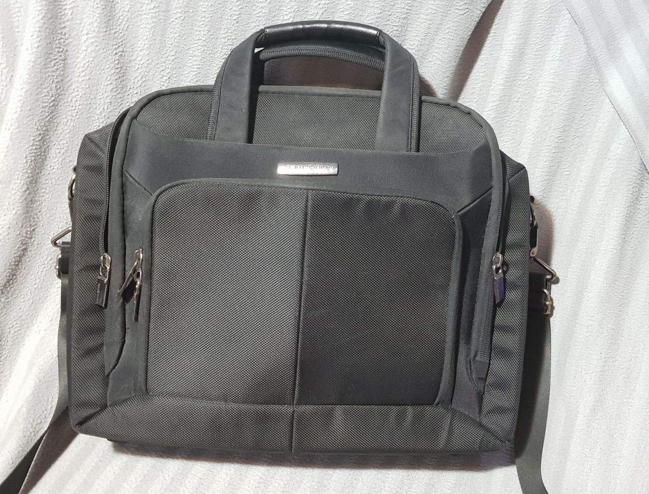 Vând geanta de laptop 15" Samsonite