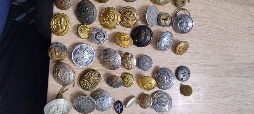 Butoni metalici diferiti