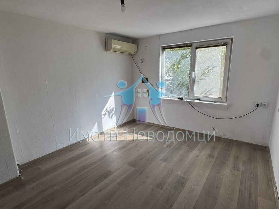 Продава се тухлен етаж от къща, в гр.Шумен, кв. Втори корпус