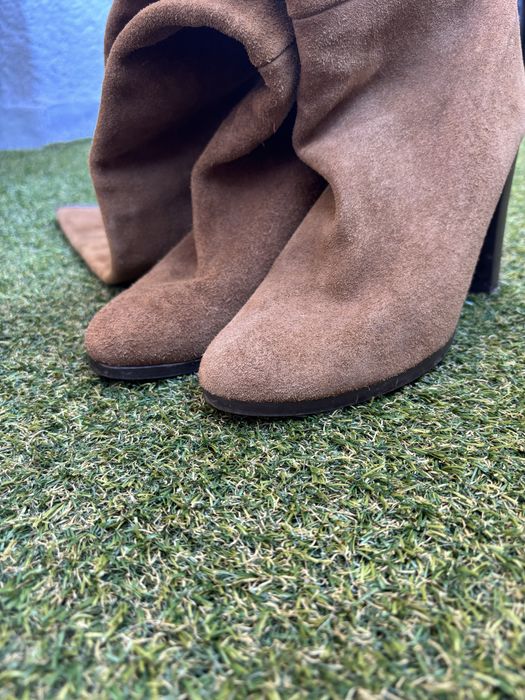 Cizme peste genunchi din piele întoarsă – eleganță și rafinament