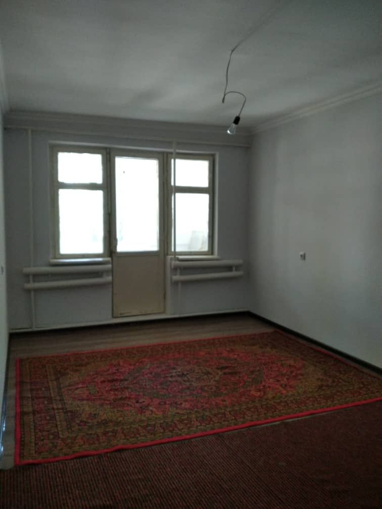 Срочно сатылады 22 микрорайонда 1 этажда жайласкан квартира