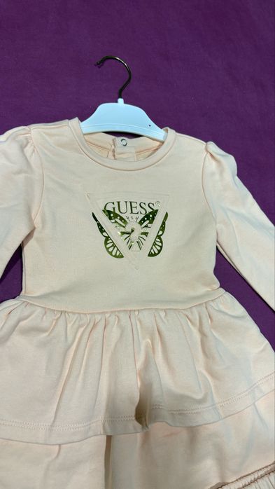 Детска рокля Guess в прасковено 18 м