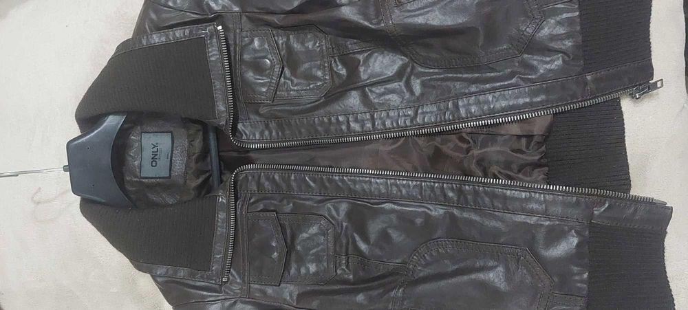 Only естествена кожа, черно Л, кафяво С размер.Всяко по 15 лв.