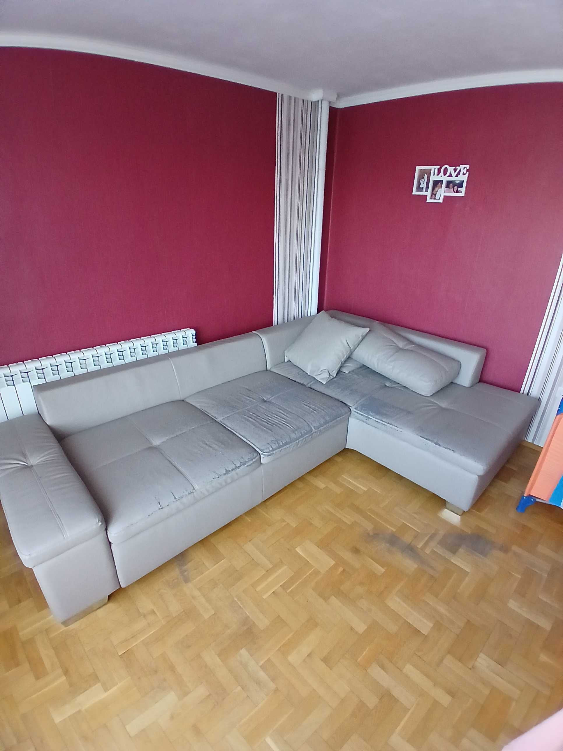 Продавам диван разтегателен.