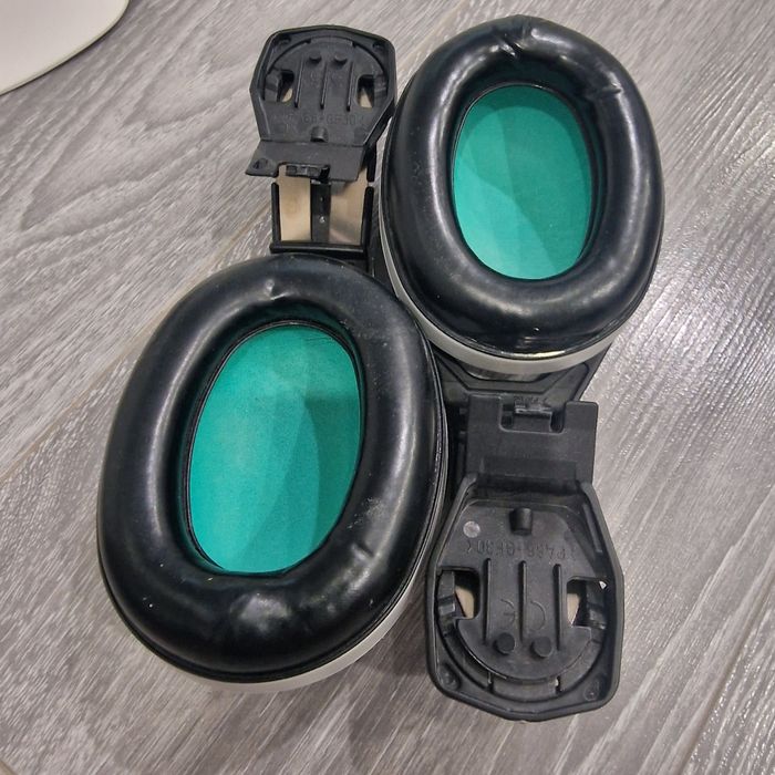 Продаю каску тшо с наушниками!