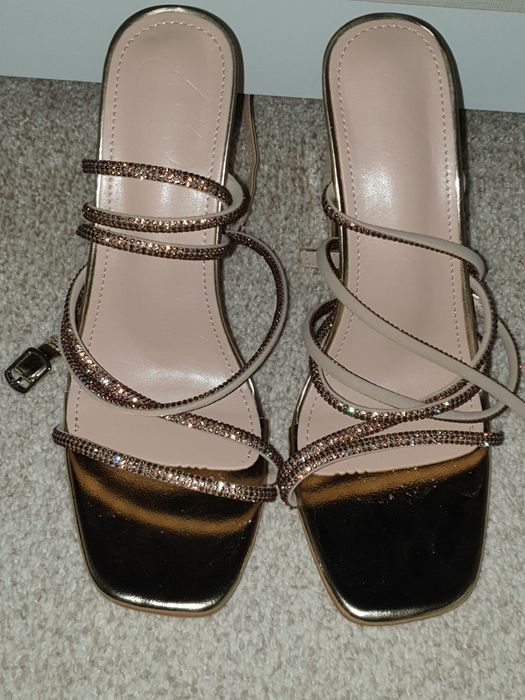 Sandale cu toc aurii