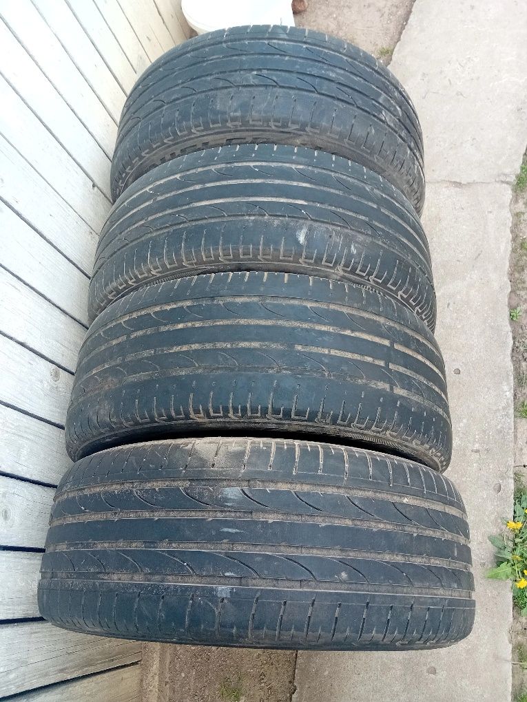 Vând set 4 anvelope de vară 235 50 18 Bridgestone în stare buna