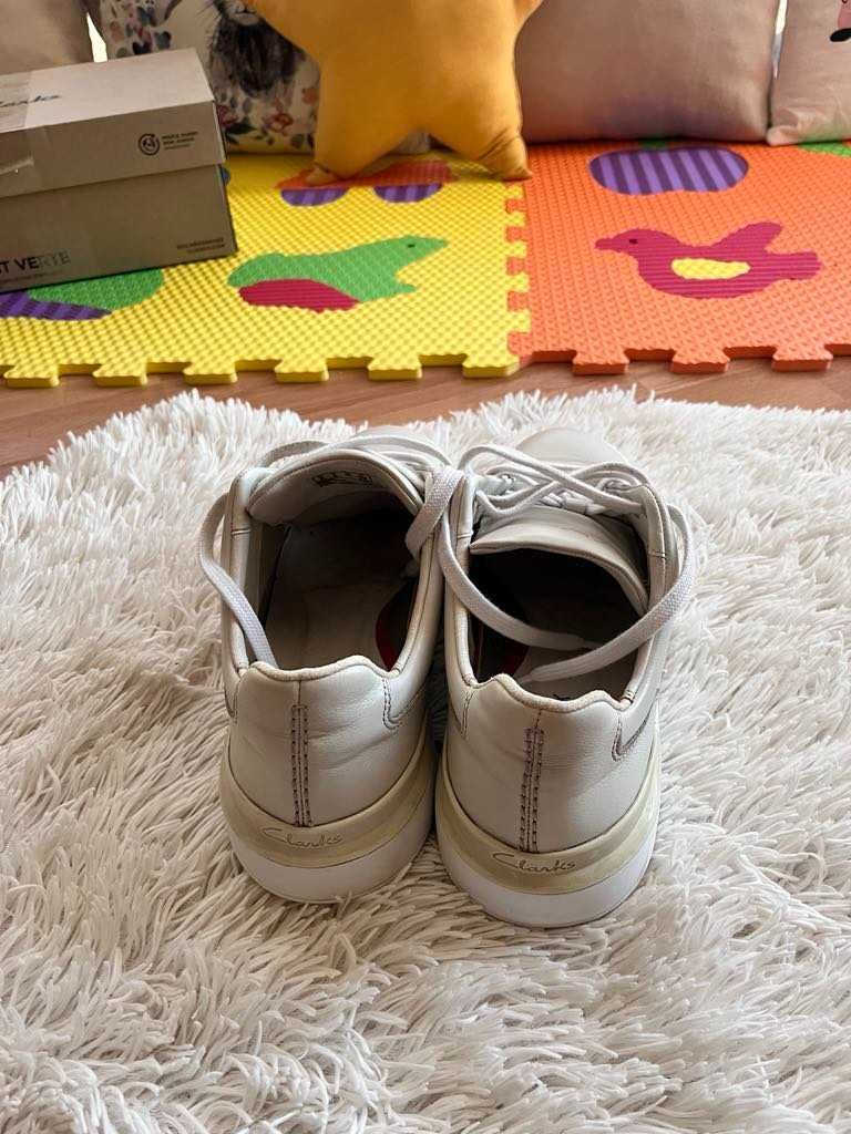 Бели кецове Clarks, модел CourtLite