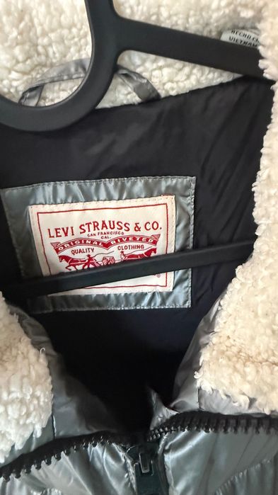 Vând o jachetă Levis