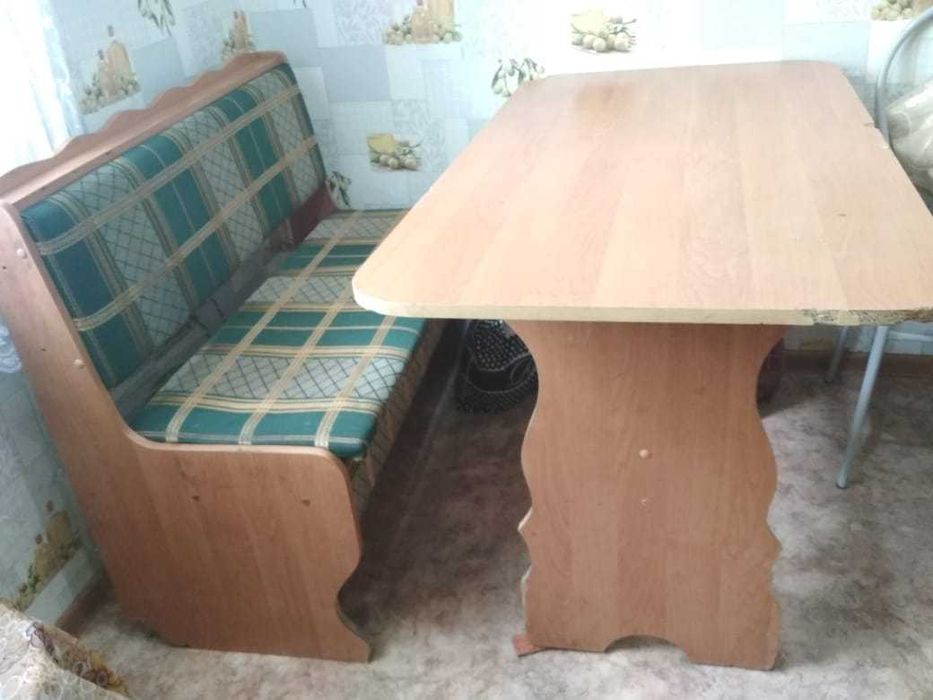 Продам кухонный диванчик со столом