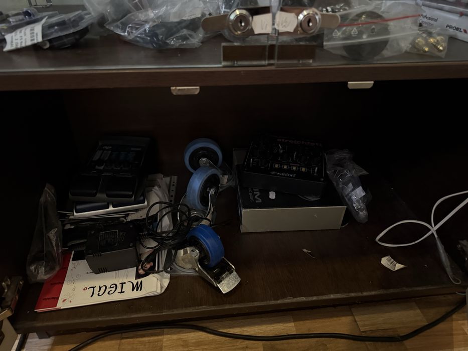 Mobila vitrina de sticla corp suspendat de lemn